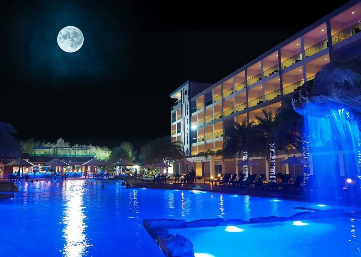 GrandBlue Condominium By Dirk Mae Phim Exterior foto